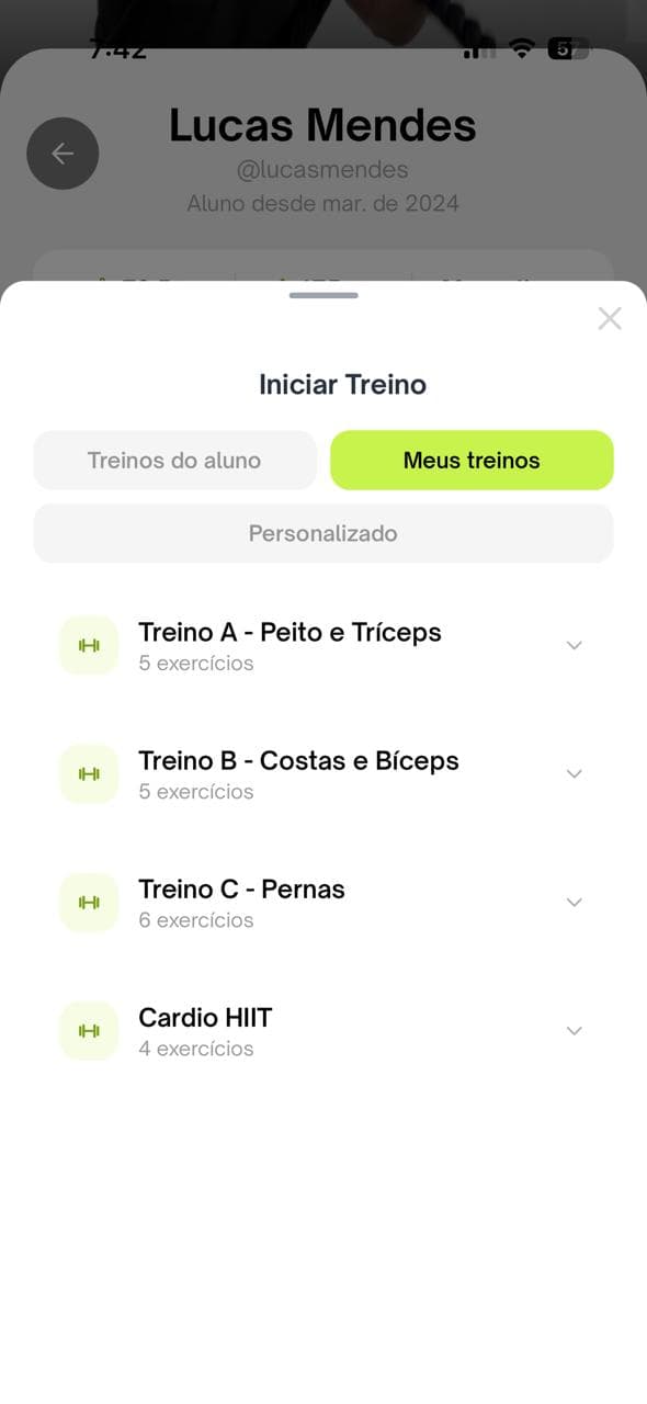 Modal de iniciar treino — escolha entre treinos do aluno, seus treinos ou personalizado